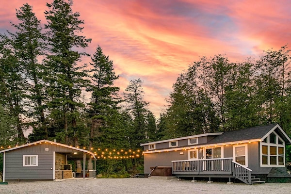 Eureka Tiny Home W/ Hot Tub & Community Beach! - Eureka, MT
