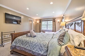 4 bedrooms, laptop workspace, iron/ironing board, bed sheets - Waterfront Poconos Getaway: Game Room & Deck! (Henryville)