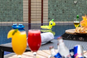 Piscine extérieure, parasols de plage, chaises longues