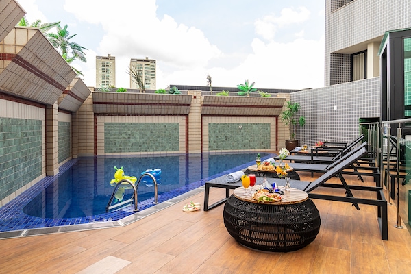 Una piscina al aire libre