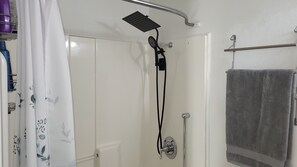 Hair dryer, towels, soap, shampoo - Escape to the Creekside Hideaway (Sequim)