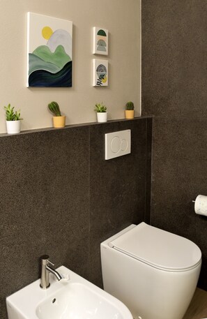 Doccia, asciugacapelli, bidet, asciugamani
