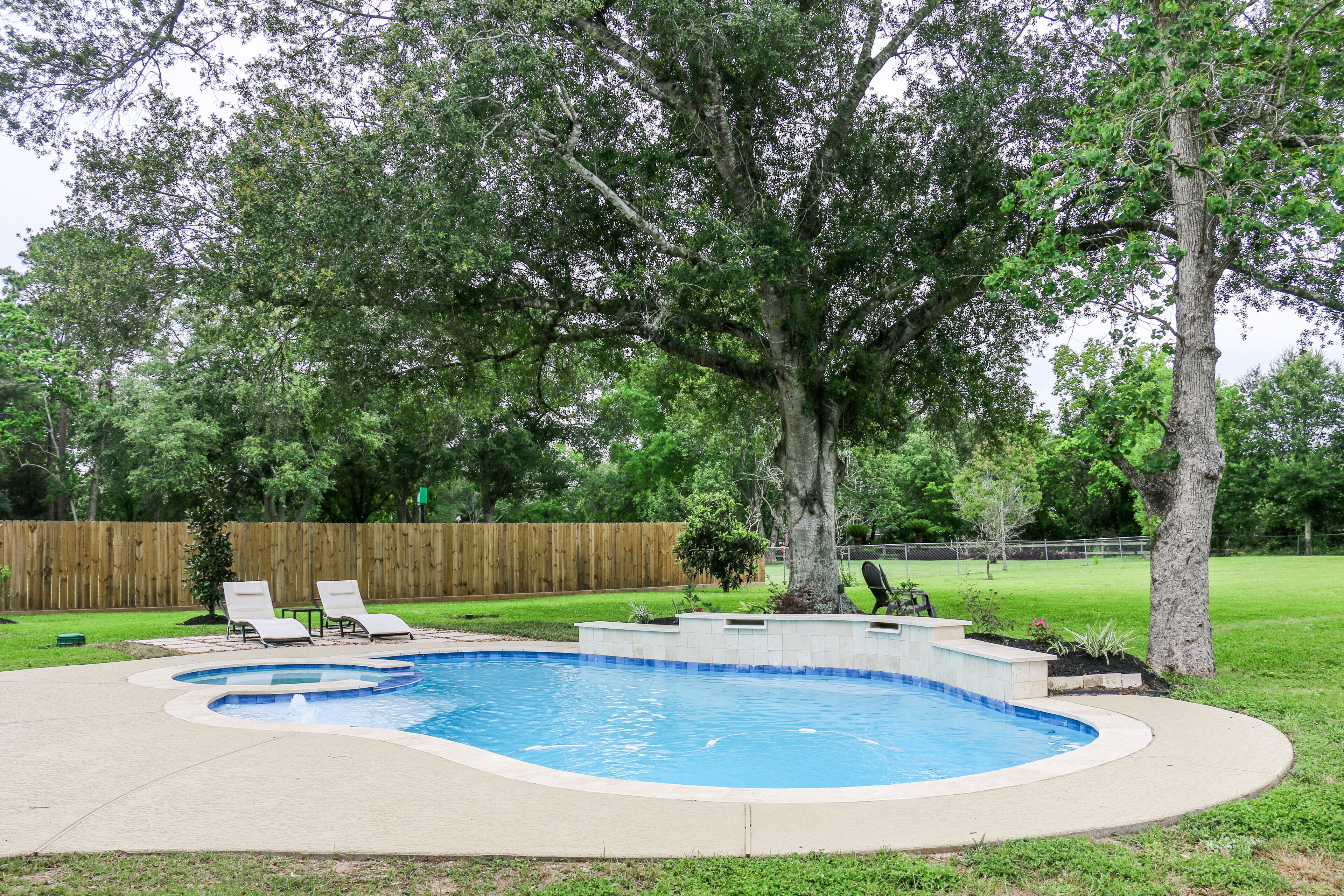 1 Acre Oasis: 6 Beds Home + Pool!