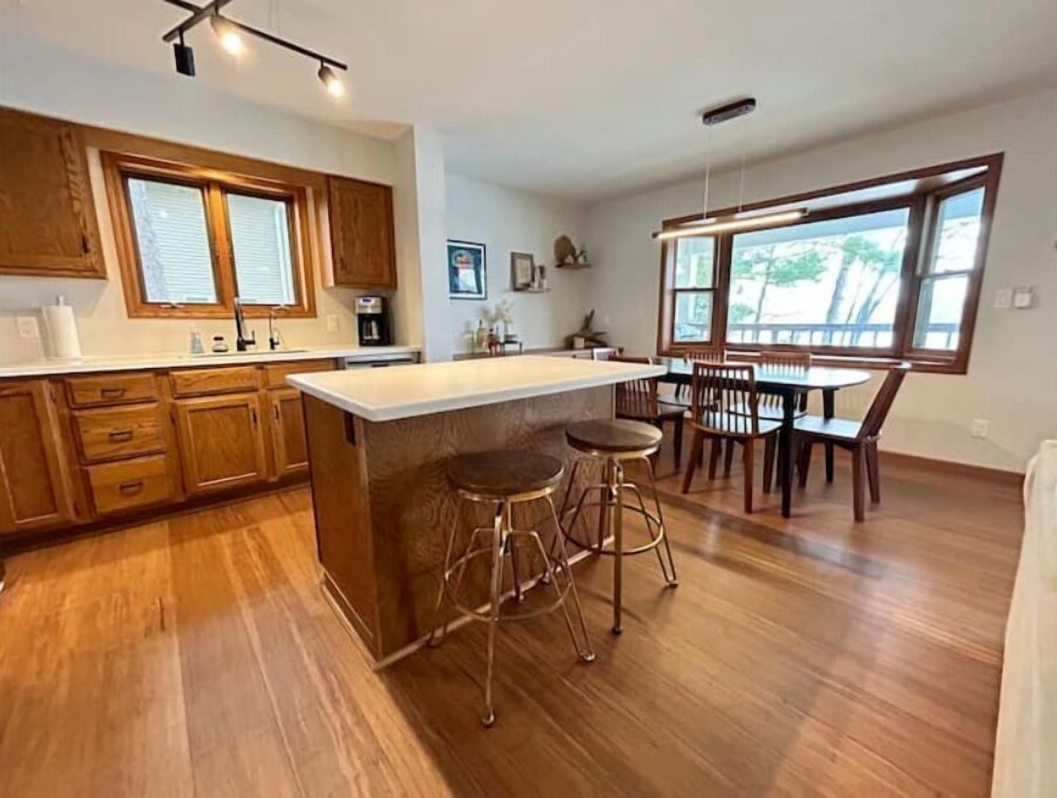 Relax and recharge Up North on the lake! Affordable & dog friendly 