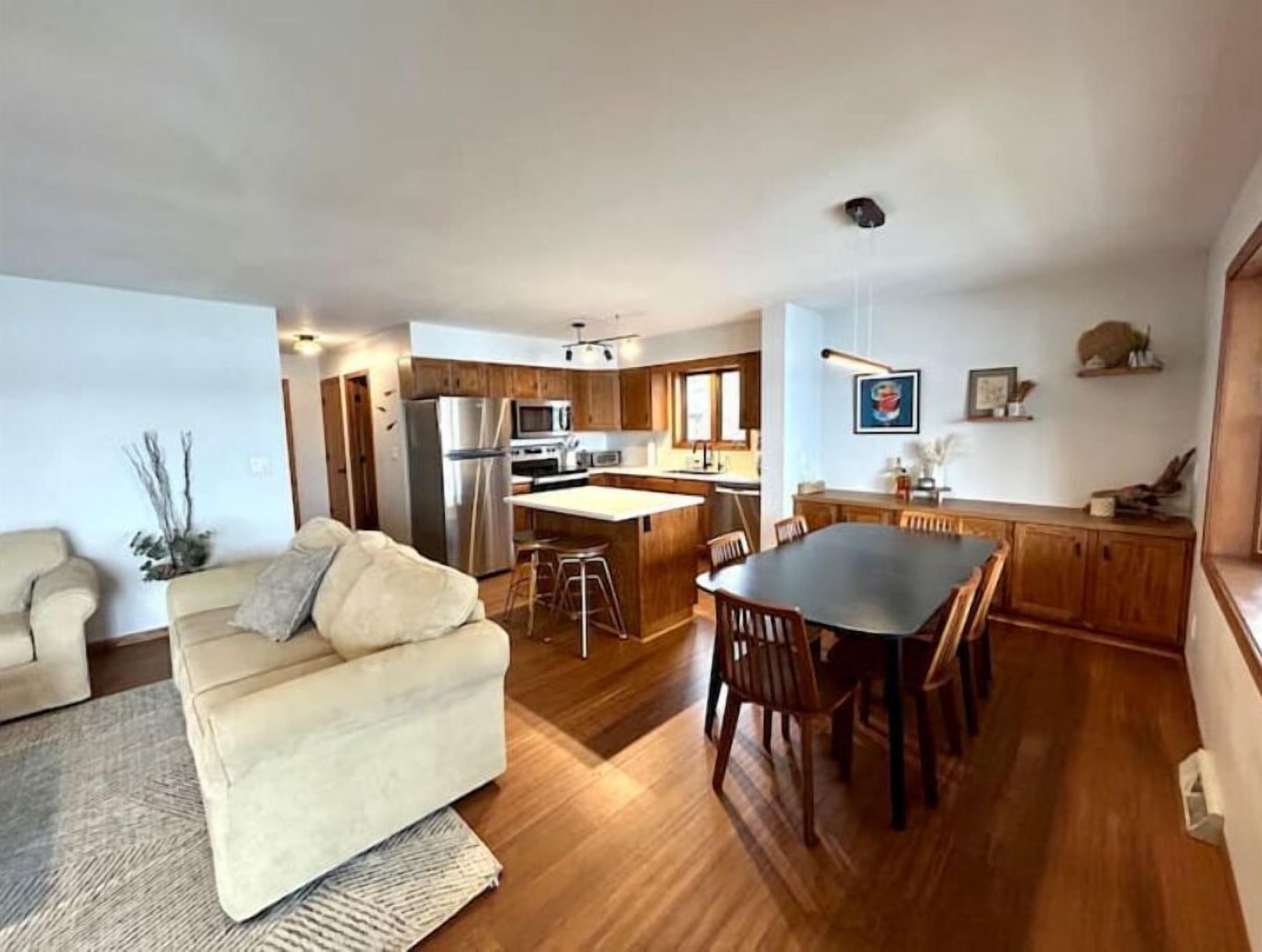 Relax and recharge Up North on the lake! Affordable & dog friendly 