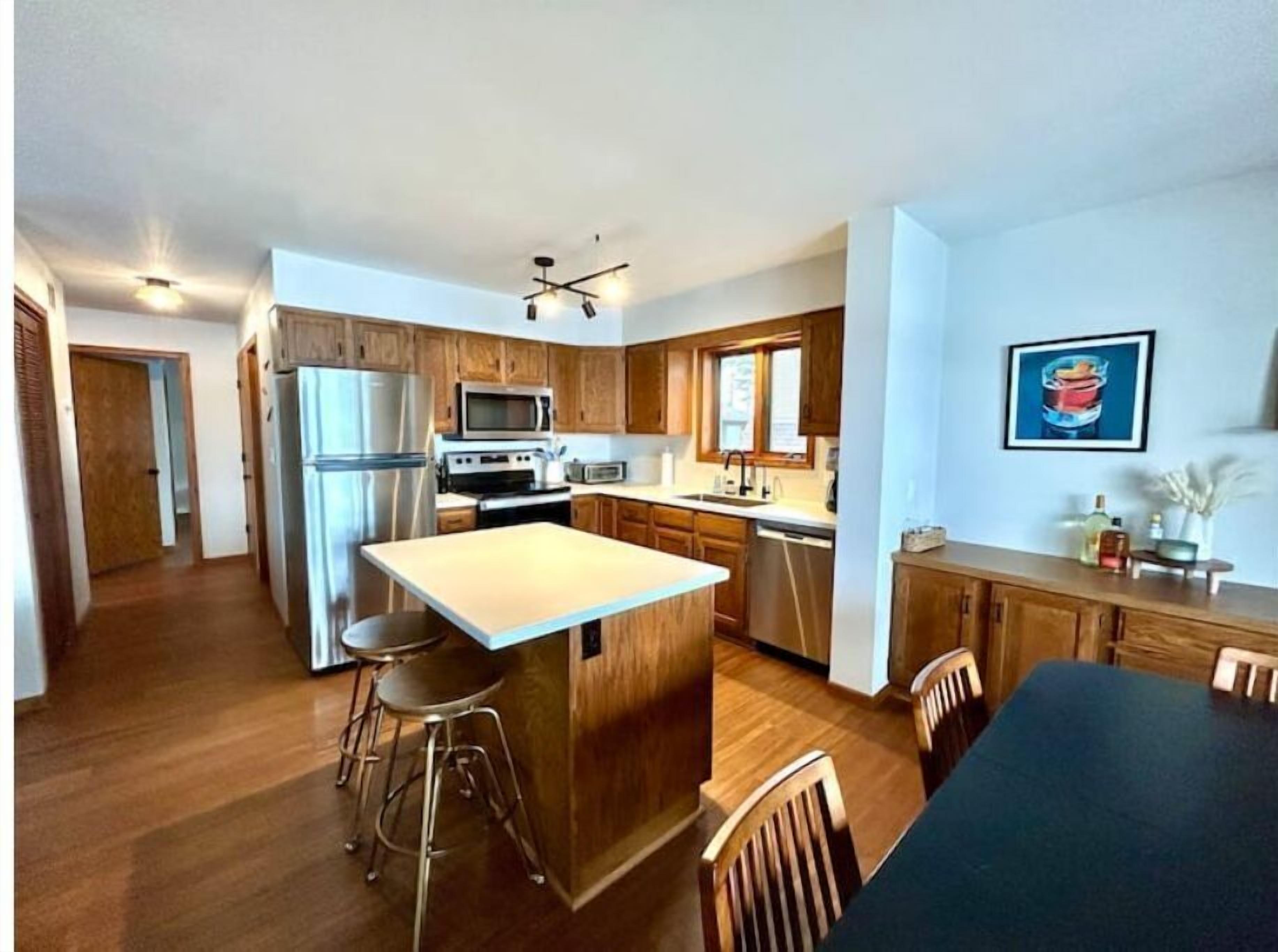 Relax and recharge Up North on the lake! Affordable & dog friendly 