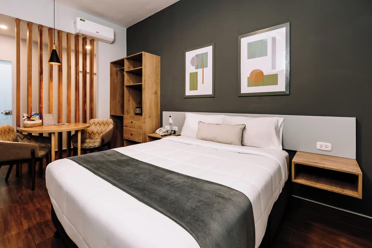 Suite – junior | Dundyner, senger med Select Comfort-madrass og safe på rommet