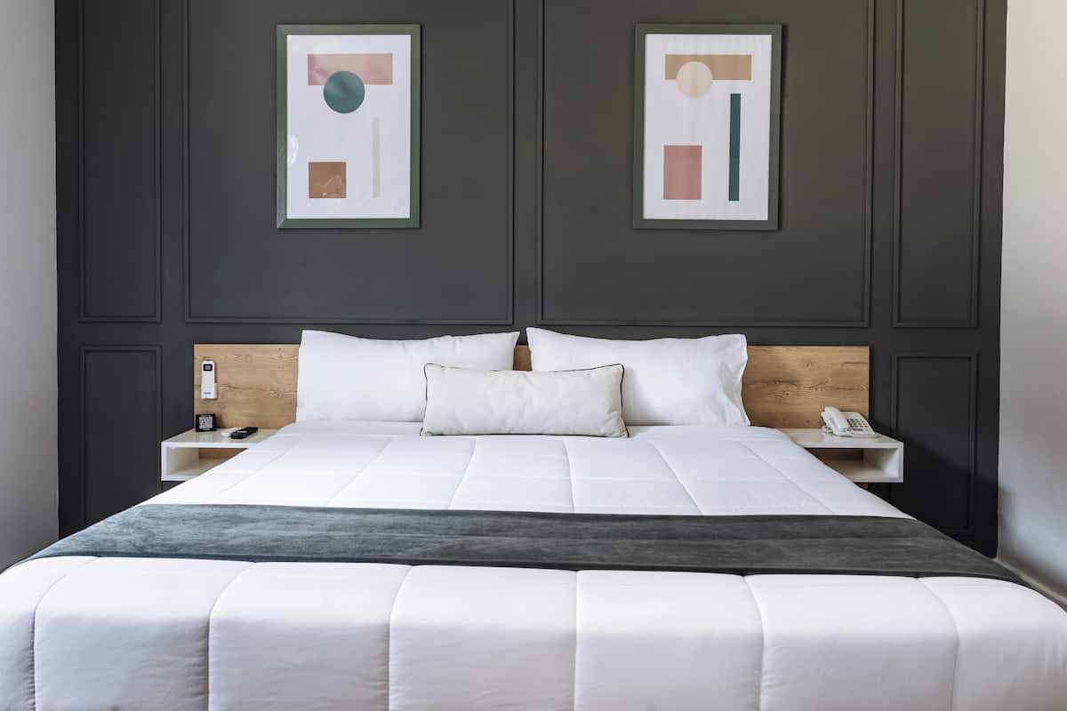 Dobbeltrom – deluxe | Dundyner, senger med Select Comfort-madrass og safe på rommet