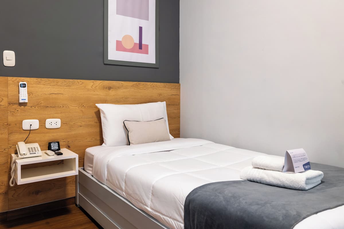Enkeltrom – comfort | Dundyner, senger med Select Comfort-madrass og safe på rommet