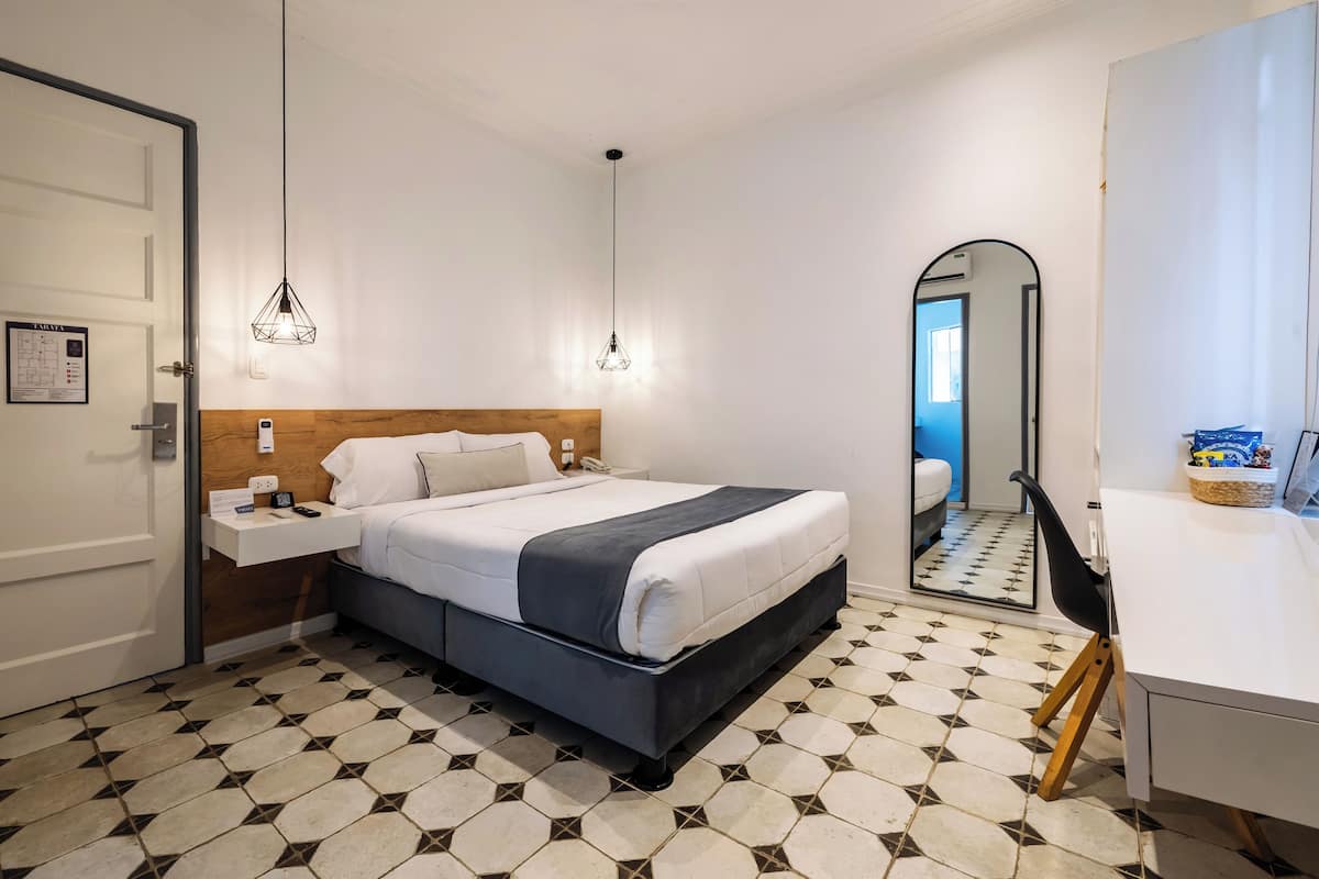 Suite – deluxe | Dundyner, senger med Select Comfort-madrass og safe på rommet