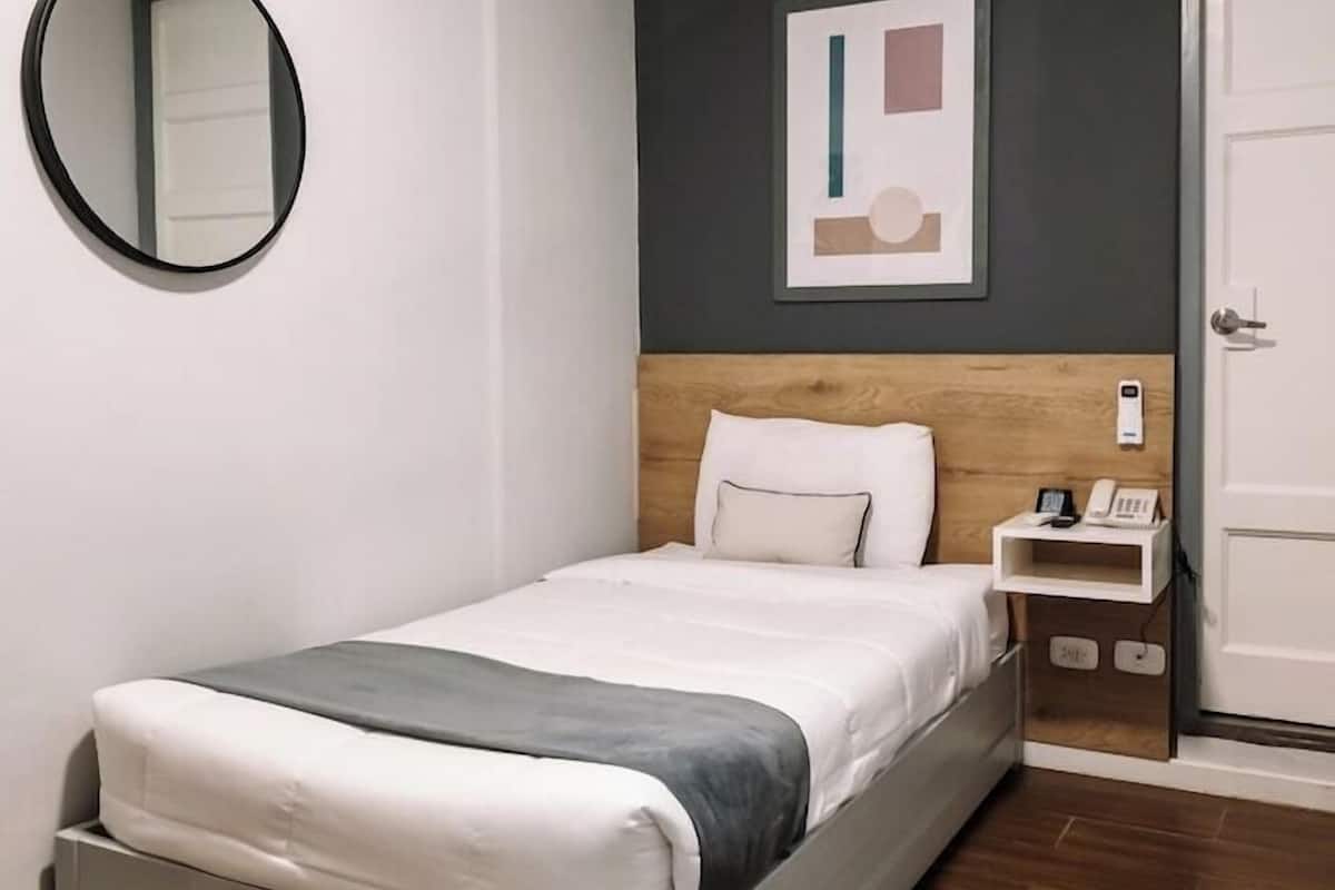 Dundyner, senger med Select Comfort-madrass og safe på rommet