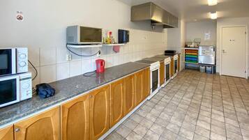 Réfrigérateur, plaque de cuisson, cafetiÚre/bouilloire