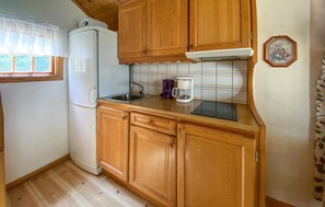 Fridge, stovetop, coffee/tea maker