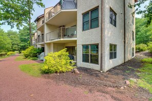 Apartment (2 Bedrooms) | Interior - Steps to Shore: Scenic Big Boulder Lake Condo! (Lake Harmony)