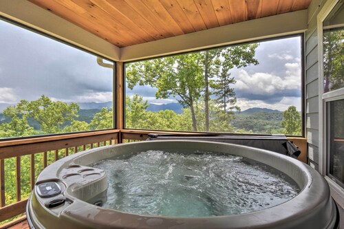 Hot Tub Relaxation & Mtn View: Sky Blue Overlook