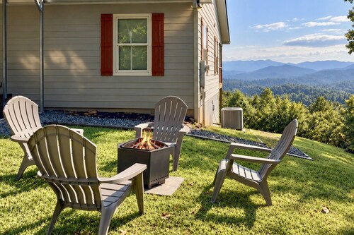 Hot Tub Relaxation & Mtn View: Sky Blue Overlook