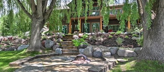 Rivers Edge Mtn Home: Private Hot Tub & Views