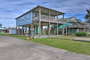 House (4 Bedrooms) | Interior - Ocean View & Grill: Crystal Beach Bungalow! (Port Bolivar)