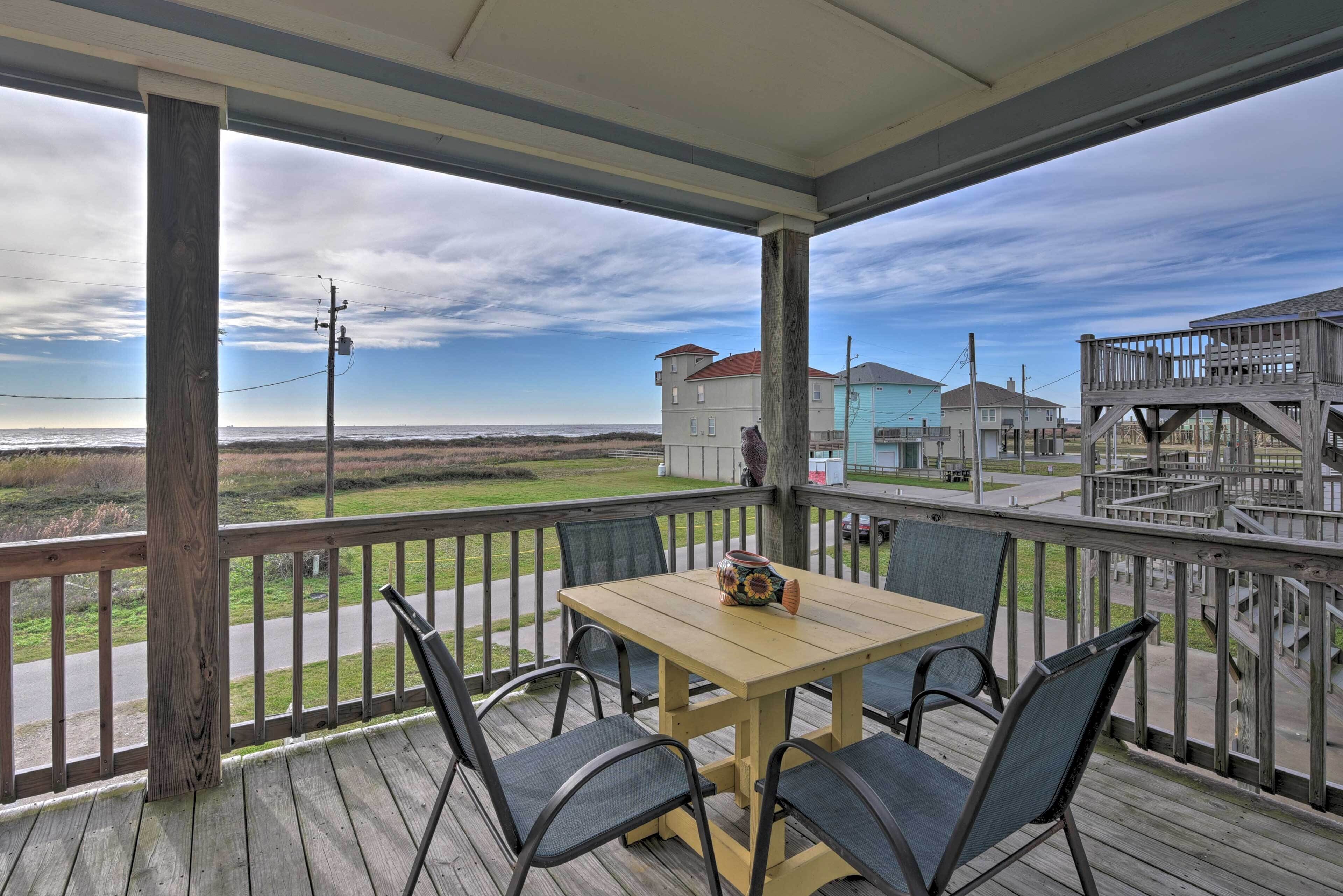 Beachside Bungalow w/ Balcony, Patio & Grill!