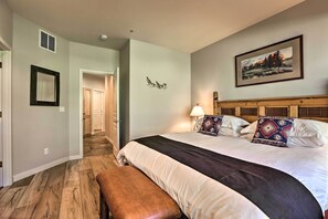 Apartment (3 Bedrooms) | Interior - Bend Townhome w/ Golf Course Views & Private Deck! (Bend)