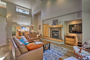 Interior - Bend Townhome w/ Golf Course Views & Private Deck! (Bend)