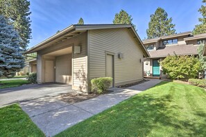A single-story house with a sloped roof, a front porch, and a small front yard. - Bend Townhome w/ Golf Course Views & Private Deck! (Bend)