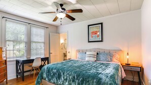 A bedroom with a bed, desk, chair, and a ceiling fan. - Adorable Baton Rouge Cottage < 3 Mi to Lsu! (Baton Rouge)