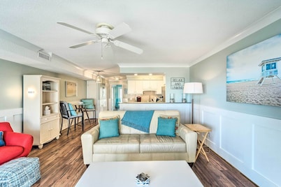 Bright Carolina Beach Condo - Walk to Shore!