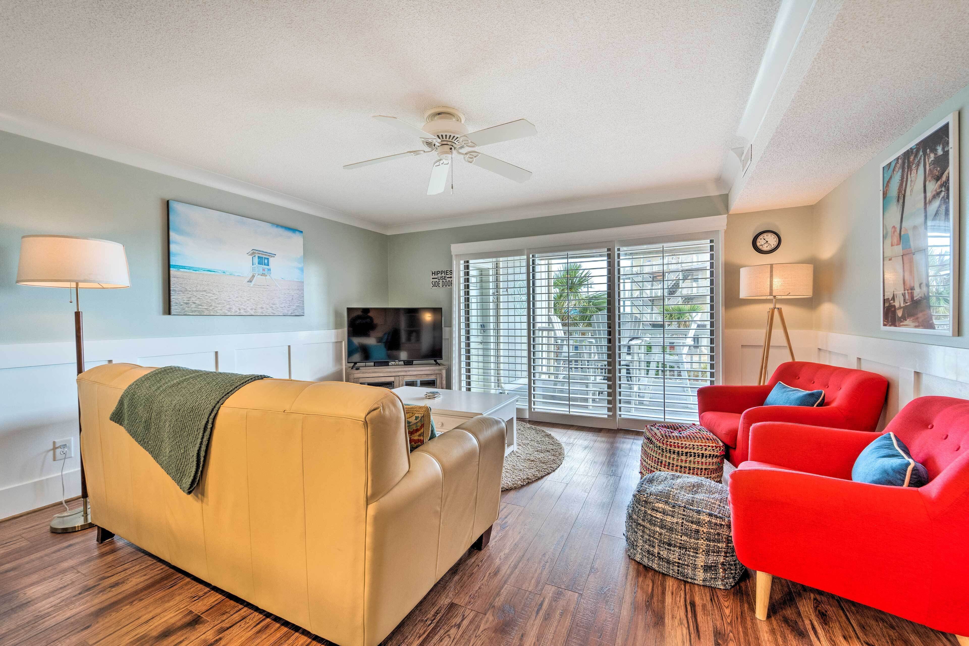Bright Carolina Beach Condo - Walk to Shore!