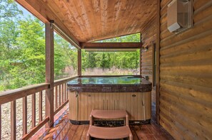 Interior - Cabin w/ Hot Tub - Near Broken Bow Lake & Hiking! (Broken Bow)