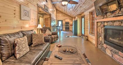 Cabin w/ Hot Tub - Near Broken Bow Lake & Hiking!