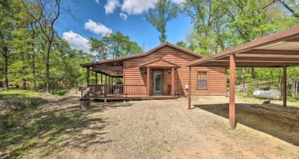 Cabin w/ Hot Tub - Near Broken Bow Lake & Hiking!