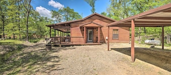 Cabin w/ Hot Tub - Near Broken Bow Lake & Hiking!