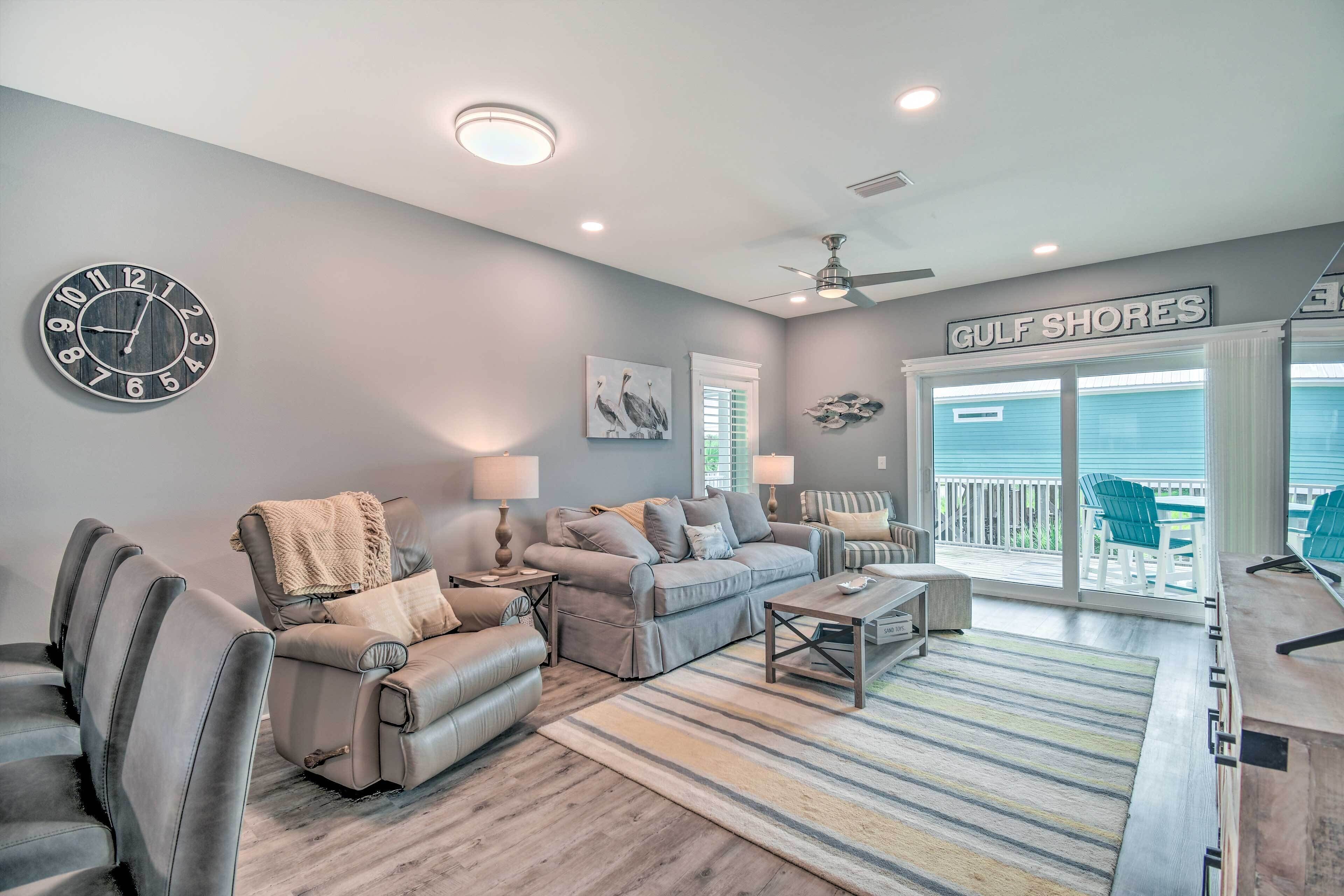 Bright Gulf Shores Retreat - Walk to Beach!