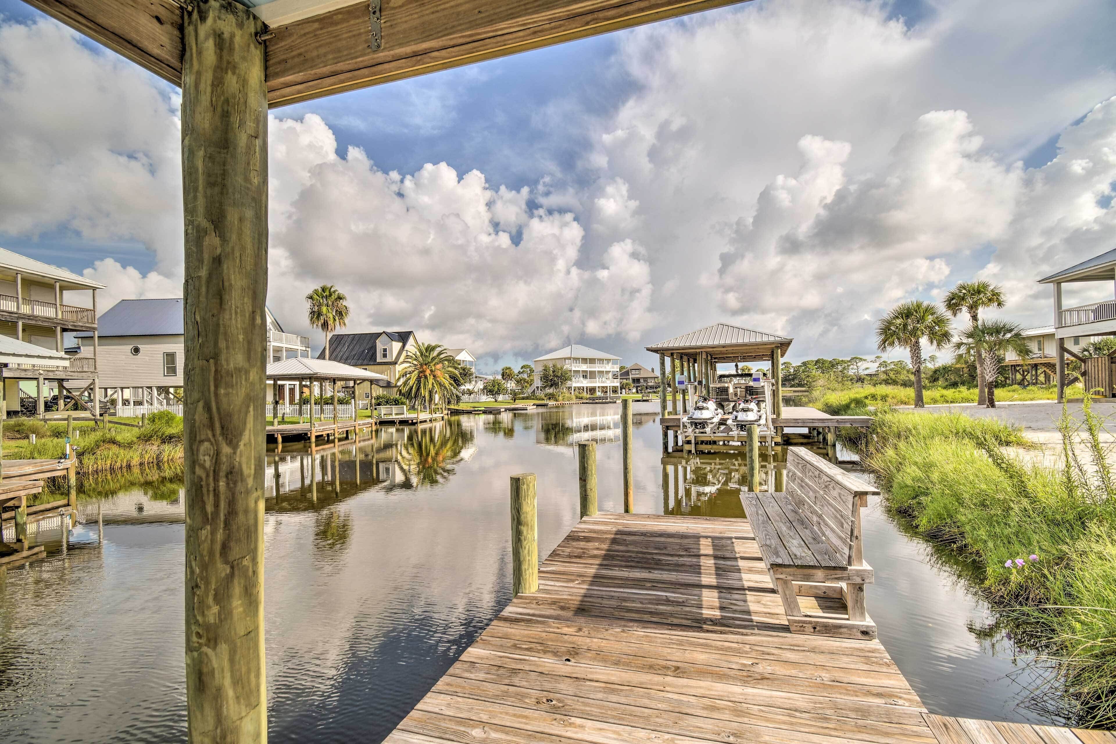 Bright Gulf Shores Retreat - Walk to Beach!