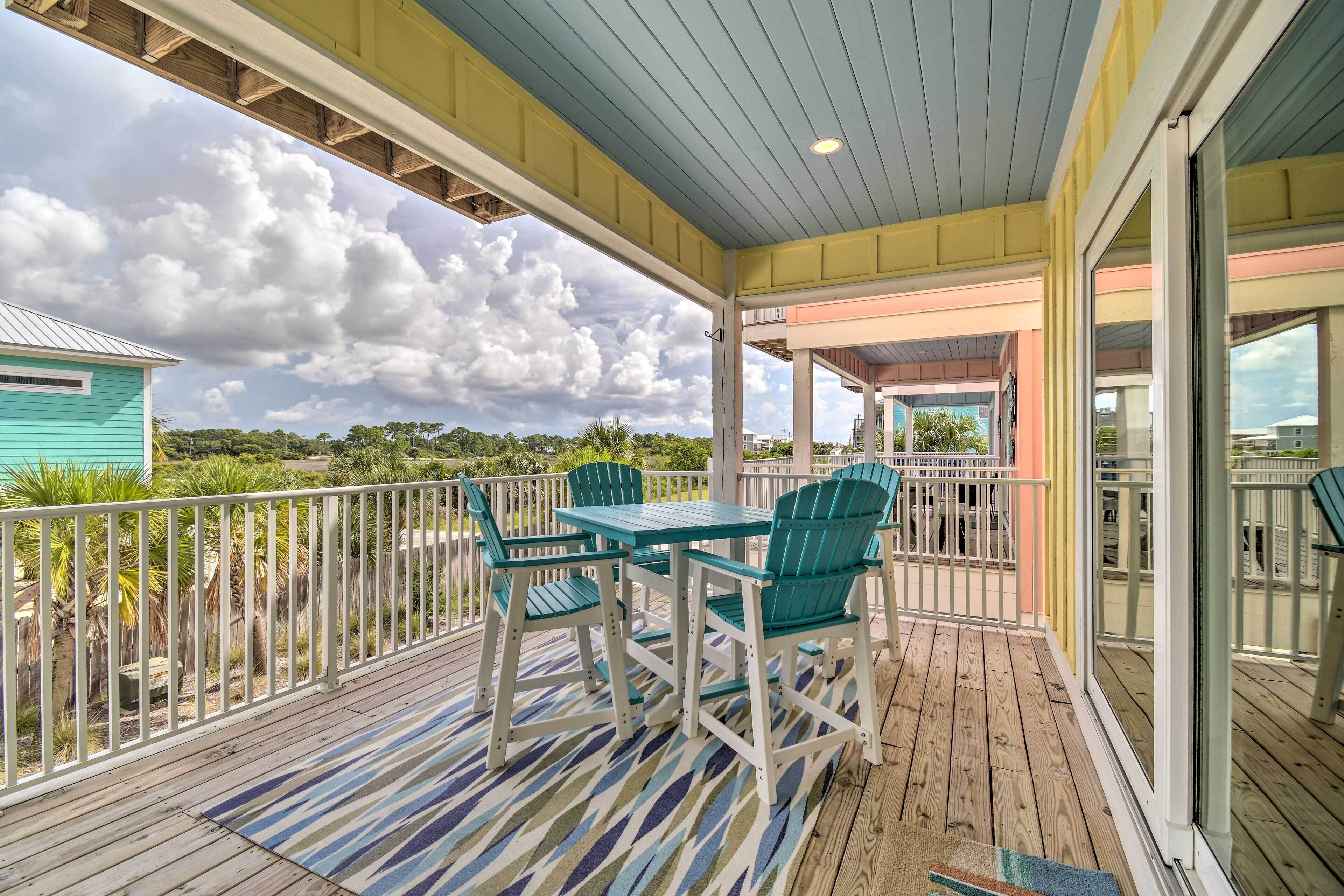 Bright Gulf Shores Retreat - Walk to Beach!