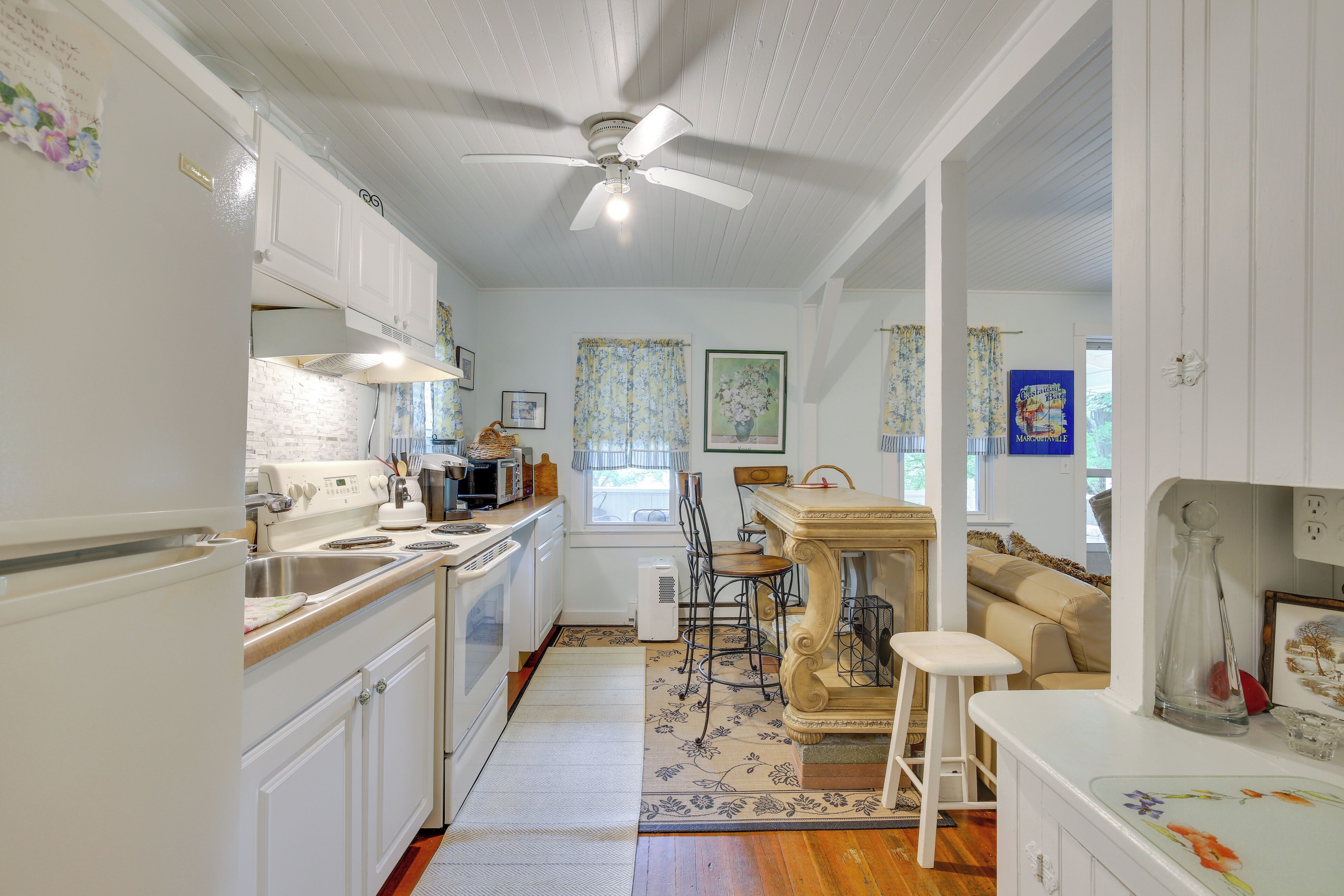 House (2 Bedrooms) | Private kitchen | Microwave, oven, stovetop, blender