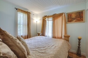 Nhà (2 Bedrooms) | 2 phòng ngủ, bàn ủi/dụng cụ ủi quần áo, bộ trải giường 