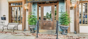 Charming Louisiana Getaway w/ Furnished Balcony!