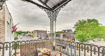 Charming Louisiana Getaway w/ Furnished Balcony!