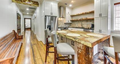 Charming Louisiana Getaway w/ Furnished Balcony!