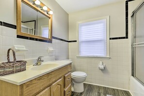 Bathroom - Charming Hamden Home: 2 Mi to Yale University (Hamden)