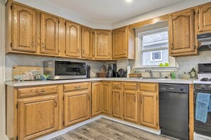 Private kitchen - Charming Hamden Home: 2 Mi to Yale University (Hamden)