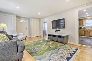 TV - Charming Hamden Home: 2 Mi to Yale University (Hamden)