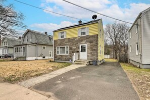 Exterior - Charming Hamden Home: 2 Mi to Yale University (Hamden)