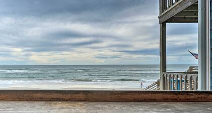 Chic Oceanfront North Topsail Beach Condo w/ Deck