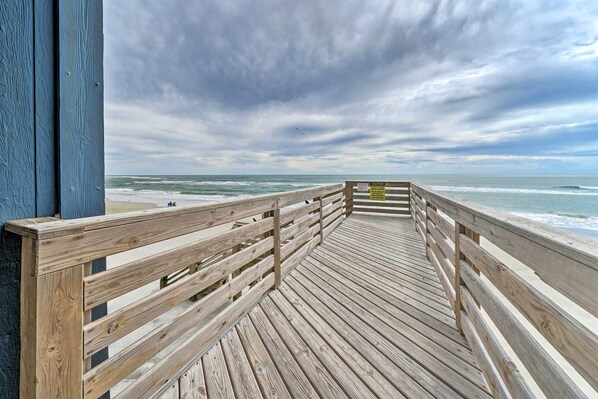 Apartment (1 Bedroom) | Interior - Chic Oceanfront North Topsail Beach Condo w/ Deck (Sneads Ferry)