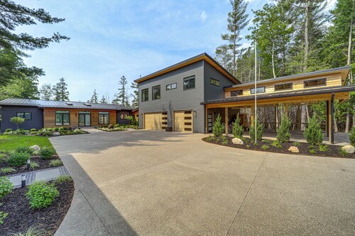 Clam Lake Vacation Rental w/ Deck & Shared Dock!