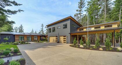 Clam Lake Vacation Rental w/ Deck & Shared Dock!