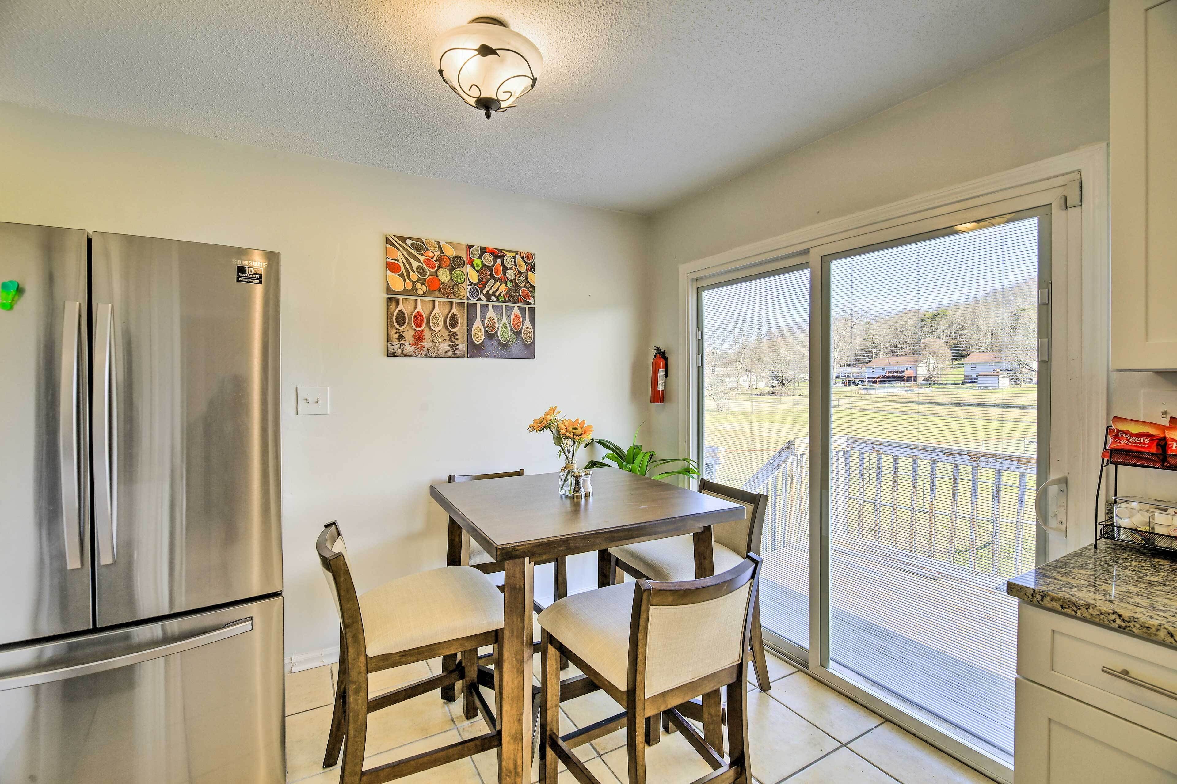 Bristol Home 3 Mi to State Street!